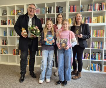 500 Euro für die Schülerbücherei des Hüffertgymnasiums