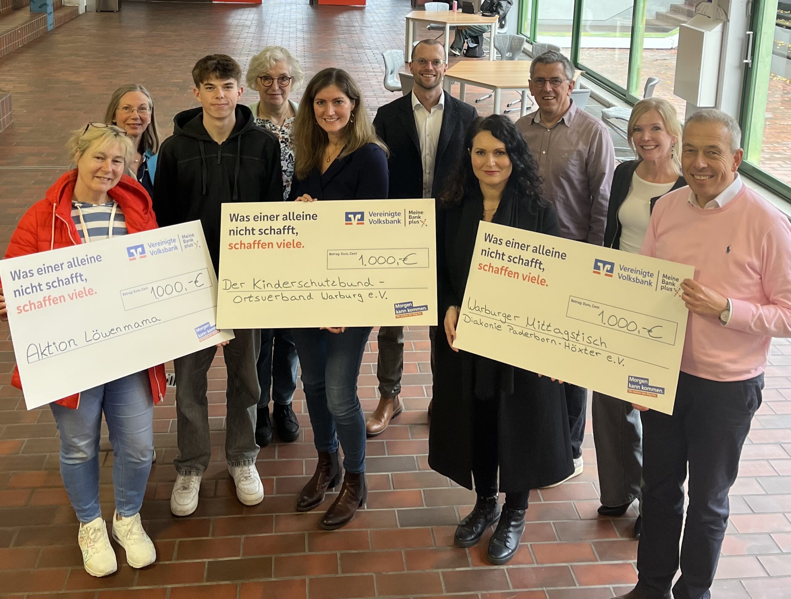 Schülerfirma spendet 3000 Euro