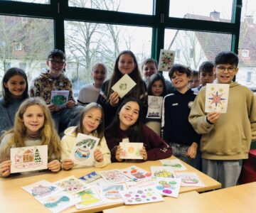 Herzenspost – Schülerinnen und Schüler malen und schreiben Weihnachtspost für ältere Mitmenschen