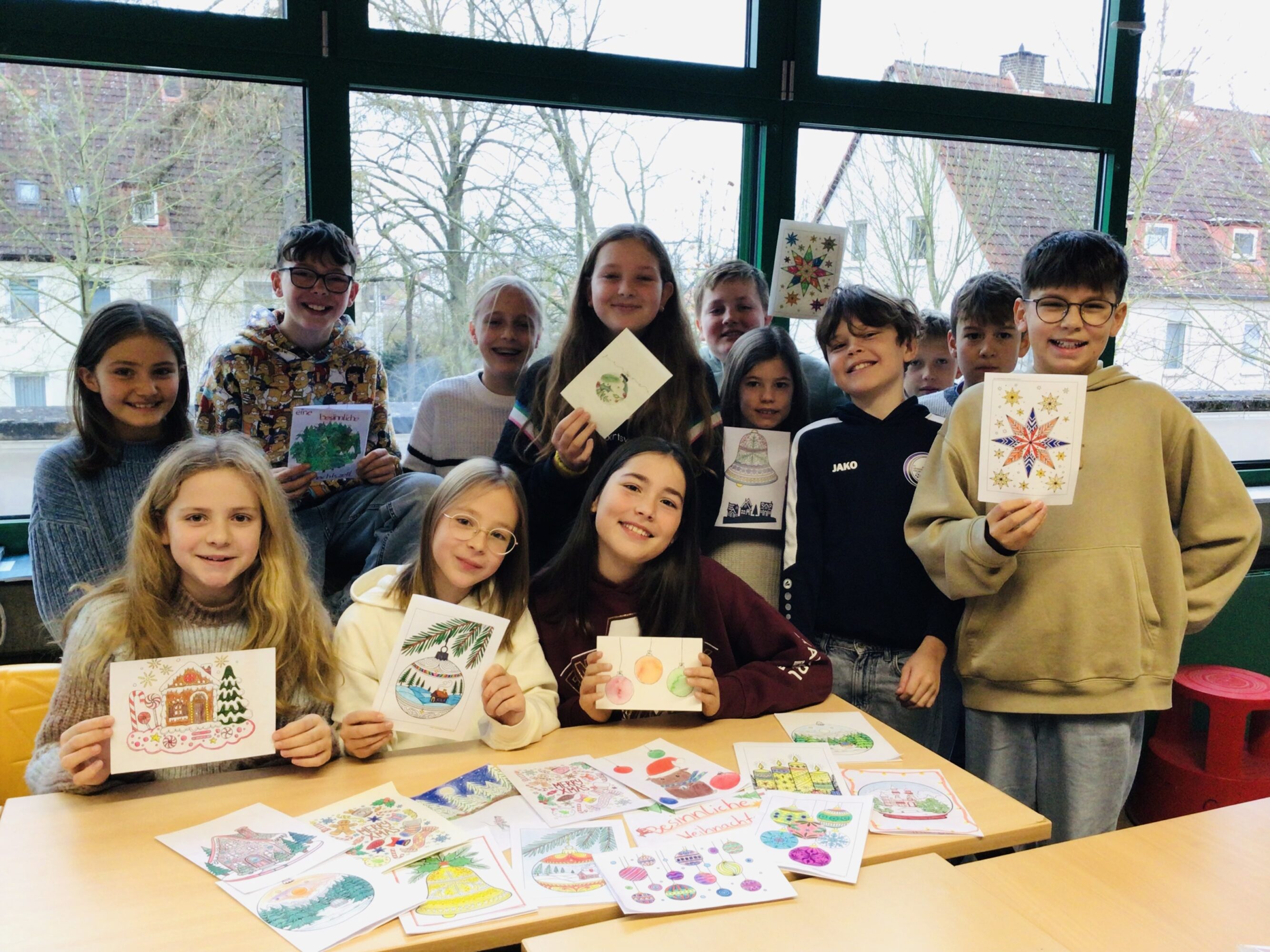 Herzenspost – Schülerinnen und Schüler malen und schreiben Weihnachtspost für ältere Mitmenschen